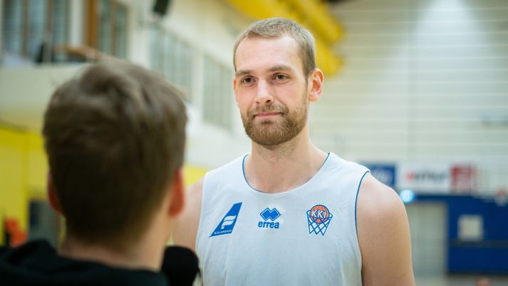 Tryggvi Snær Hlinason var í góðu skapi í Dalhúsum í gær, þar sem íslenska landsliðið æfði. Í dag æfir liðið í Laugardalshöll þar sem leikurinn við Georgíu fer svo fram á föstudag.