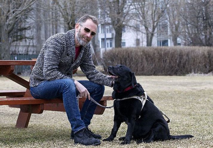 Helgi ákvað að fá sér leiðsöguhund meðan hann hefði enn ratsjón, til að læra betur á hann.