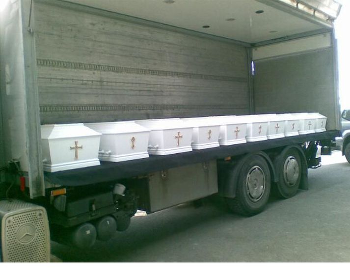 Vörubílstjórarnir verða með líkkistur á Austurvelli í hádeginu.