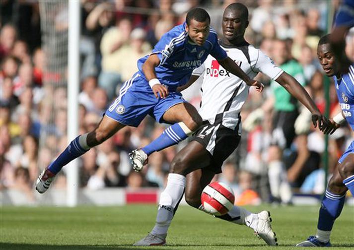 Ashley Cole á fullri ferð með Chelsea í dag, Paba Bouba Diop sækir að honum.