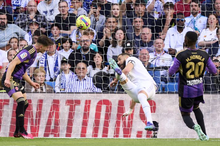 Karim Benzema skorar hér þriðja mark sitt í leiknum með bakfallsspyrnu.