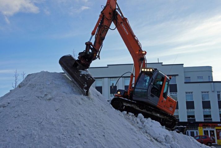 Stórtækar vinnuvélar voru notaðar við að búa til Snjókallinn Frosta.