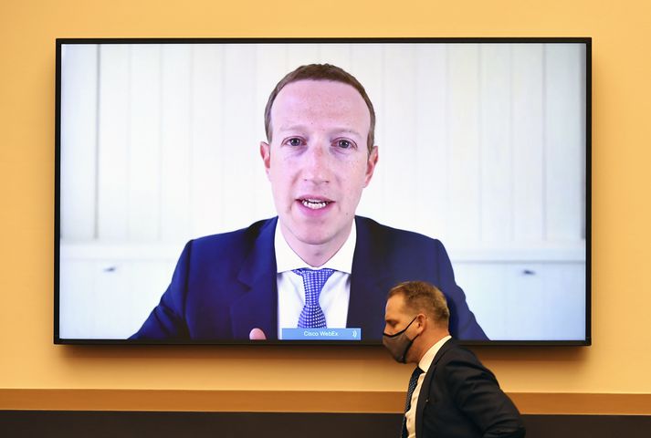 Zuckerberg ávarpar hér þingnefnd Bandaríkjaþings í gegn um fjarfundabúnað.