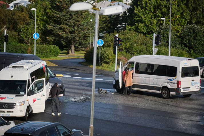 Tveir hópferðabílar skullu saman.