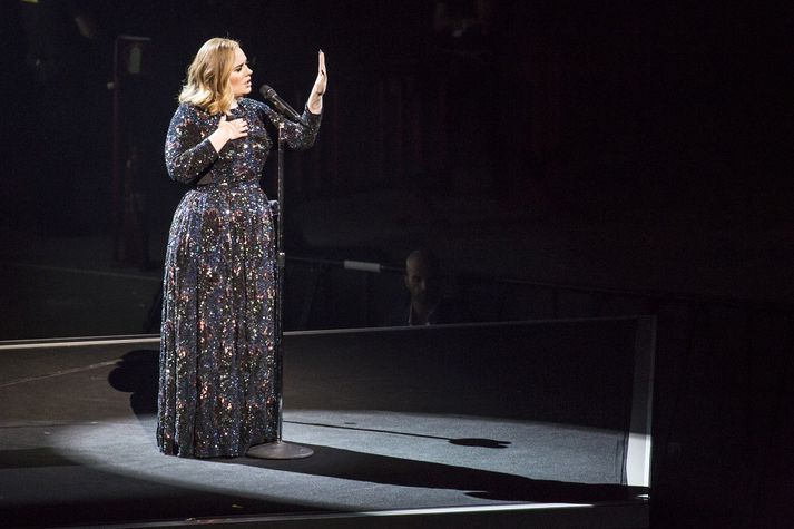 Adele á tónleikum í Barcelona.