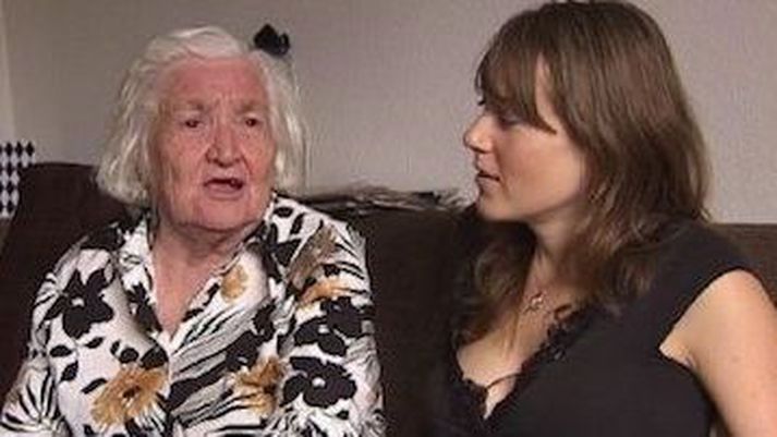 Hin 91 árs gamla Ganna fær nú að dvelja í Svíþjóð þar til dómstóllinn hefur úrskurðað í málinu. Hún er hér ásamt barnabarni sínu sem er með sænskan ríkisborgararétt.
