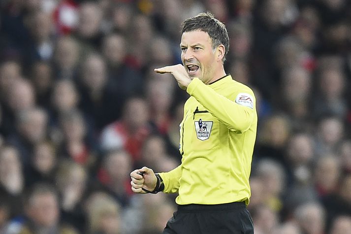 Mark Clattenburg heldur á skiltinu í dag.