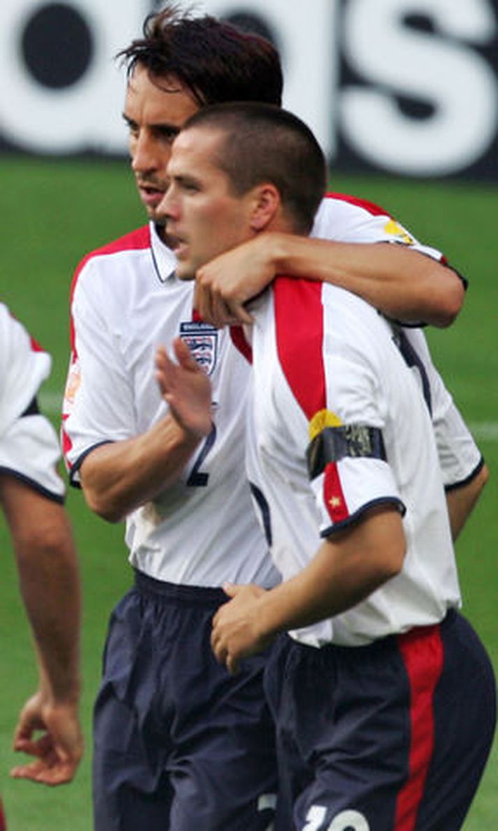 Gary Neville og Michael Owen í leik með enska landsliðinu árið 2004.