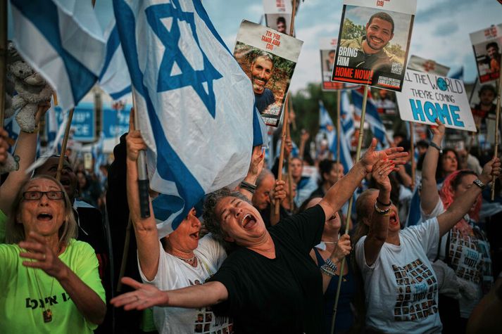 Fjöldi fólks er saman kominn á "gíslatorginu" í Tel Aviv og bíður þess að öllum verði sleppt. 