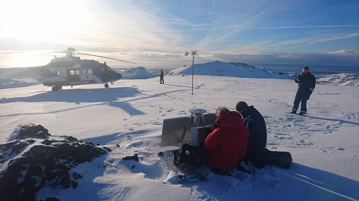 Vísindamenn að störfum við Grænufjöll.
