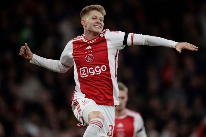 Kristian Nökkvi Hlynsson fagnar einu af mörkum sínum fyrir Ajax í vetur. Hann hefur stimplað sig rækilega inn í aðalliðið eftir að hafa verið leikmaður varaliðsins síðustu ár.