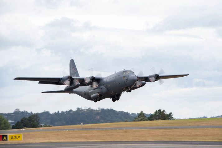 Hercules-vél nýsjálenska hersins flaug frá Auckland til Tonga fyrr í dag.