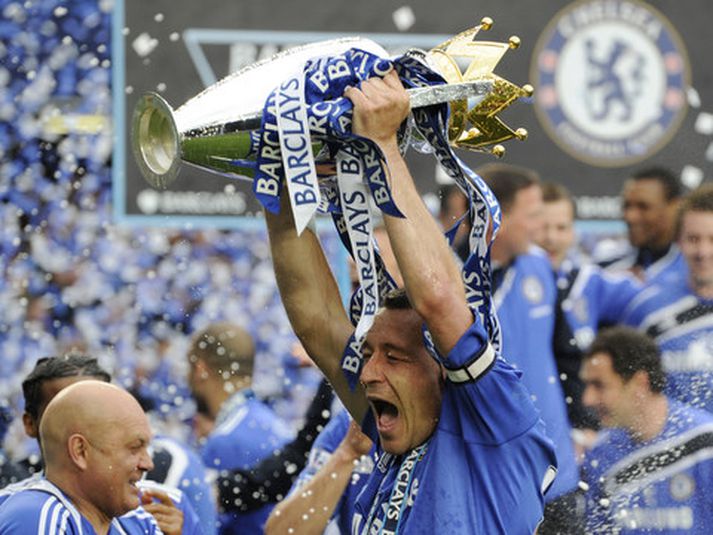 John Terry lyftir hér Englandsbikarnum.