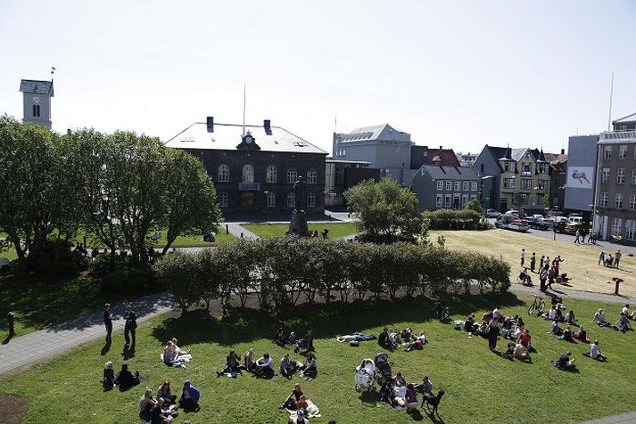 Efnahagshrunið hefur orðið til þess að stjórnvöld velta nú hverri krónu í ríkiskassanum fyrir sér. Fram undan er frekari flutningur verkefna og sameining stofnana.
