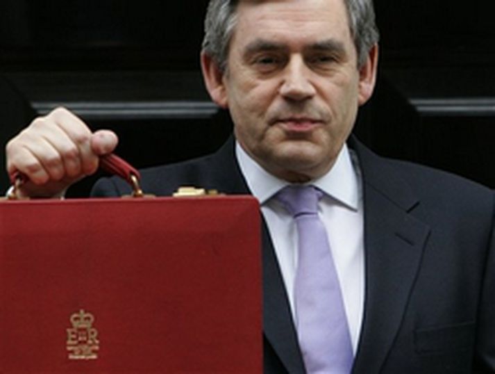 Gordon Brown með rauðu skjalatösku fjármálaráðherrans.
