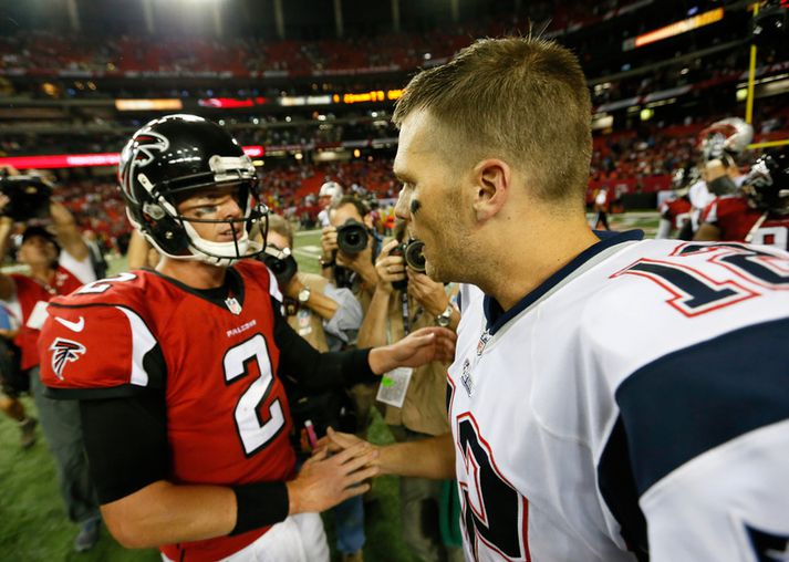 Þessi tveir leikstjórnandar verða í eldlínunni. Tom Brady og Matt Ryan.