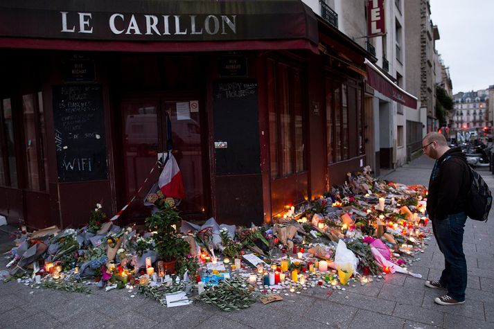 Þriggja daga þjóðarsorg er nú hafin í Frakklandi og verður sérstök minningarstund fyrir fjölskyldur hinna látnu haldin í Notre Dame í París síðar í dag.