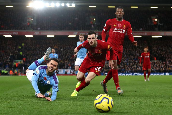 Bernardo Silva hjá Manchester City og Andy Robertson hjá Liverpool í baráttunni í leik liðanna á dögunum.