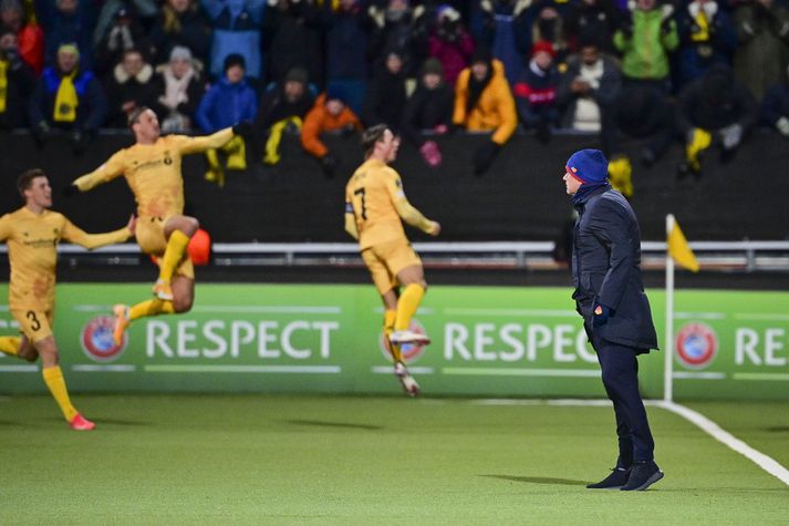 José Mourinho horfir á leikmenn Bodø/Glimt fagna.