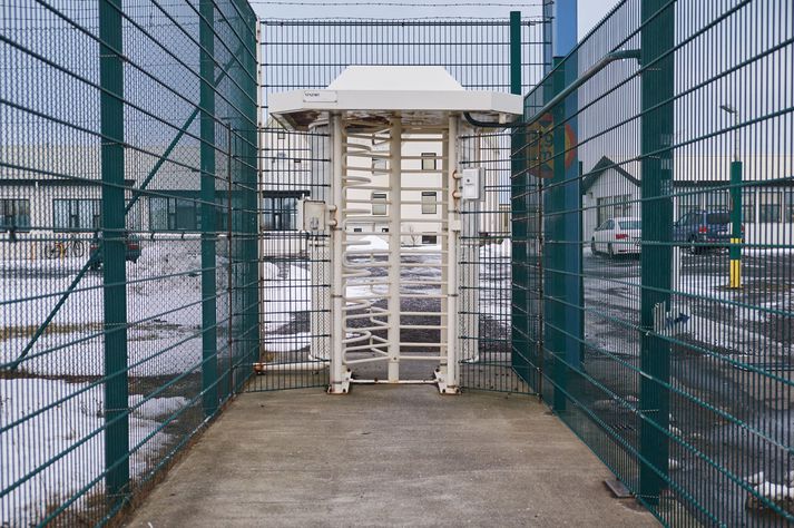 Skortur er á virkum innheimtuúrræðum í samanburði við svipuð úrræði á öðrum
Norðurlöndum. Fæstir af þeim 2.859 sem bíða vararefsinga enda á Litla-Hrauni því flestir taka refsinguna út í samfélagsþjónustu.