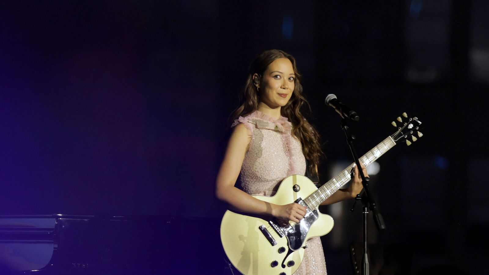 Lauf­ey lifnar við í Fortnite Festival