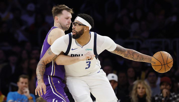 Anthony Davis sækir á Luka Doncic þegar þeir mættust með nýju félögunum sínum eftir leikmannaskiptin umdeildu hjá Dallas Mavericks og Los Angeles Lakers.