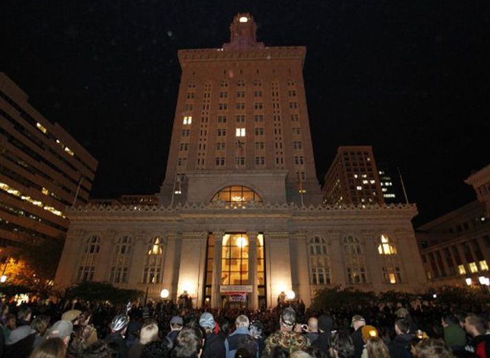 Mótmælendur komu saman við ráðhúsið í Oakland í gær.