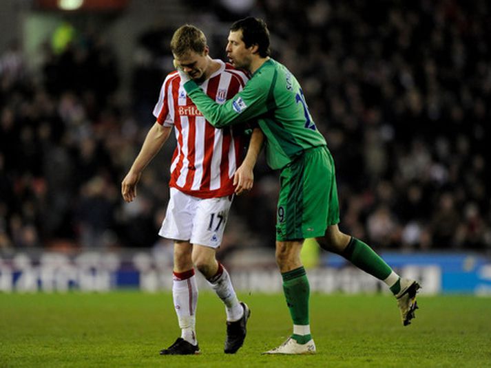 Thomas Sorensen reynir að hugga Ryan Shawcross þegar hann labbar af velli með tárvot augu á Britannia-leikvanginum í gær.