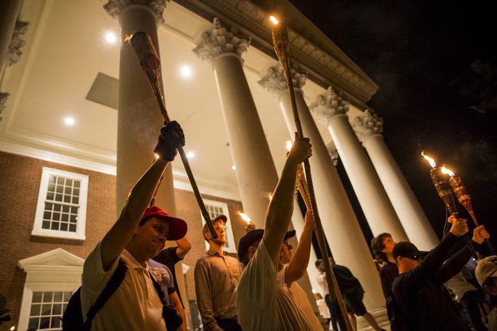 Frá samkomu hvítra þjóðernissinna í Charlottesville í ágúst. Daginn eftir brutust út slagsmál á milli þeirra og mótmælenda á götum bæjarins.