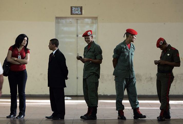 BiðRöð á kjörstað Íbúar í Venesúela greiða atkvæði.fréttablaðið/AP