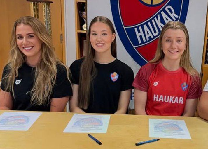 Rósa Björk Pétursdóttir, Tinna Guðrún Alexandersdóttir og Þóra Kristín Jónsdóttir ætla allar að spila áfram með Íslandsmeisturum Hauka.