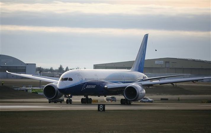 Boeing Dreamliner, í loftið á morgun.