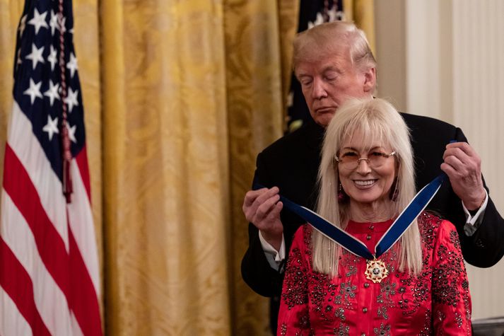 Miriam Adelson þegar Donald Trump sæmdi hana Presidential Medal of Freedom, Friðarorðu forsetans, en hún er líklegast svipuð og Fálkaorðan er á Íslandi.