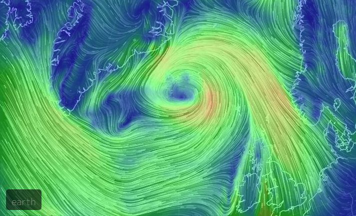 Lægðin sem gengur nú yfir landið er að ná hámarki og er búist við að veðrið verði verst austast á landinu á milli klukkan átta og tíu.