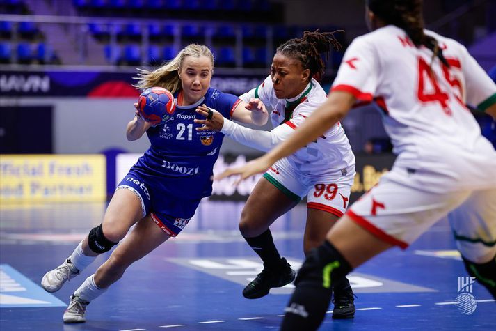 Sandra Erlingsdóttir í leik með íslenska landsliðnu á HM í handbolta.