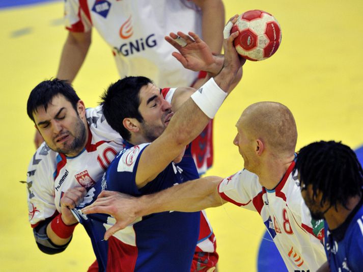 Karabatic í kröppum dansi í leiknum í kvöld.