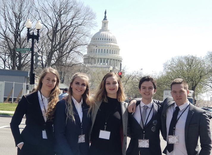 Lið HR úti í Washington. Frá vinstri: Cassandre Besson, Diljá Helgadóttir, Snjólaug Árnadóttir, umsjónarmaður námskeiðsins við lagadeild HR, Rónán Doherty og Friðbert Þór Ólafsson.