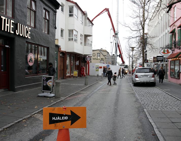 Búið er að loka Laugaveginum frá Bankastræti að Skólavörðustíg og þurfa ökumenn að fara um hjáleið