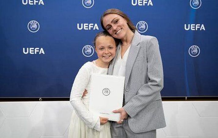 Sif Atladóttir fagnar útskriftinni og áfanganum með dóttur sinni.