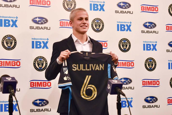 Cavan Sullivan sýnir hér nýju keppnistreyjuna sína hjá Philadelphia Union.