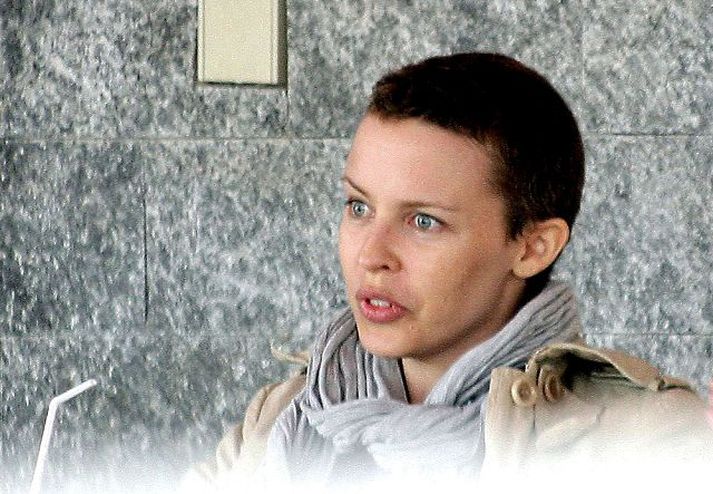 Kylie Minogue Líkir krabbameini við að verða fyrir kjarnorkusprengju.