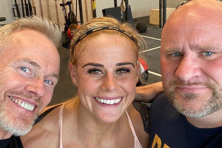 Sara Sigmundsdóttir og Snorri Barón Jónsson, umboðsmaður hennar, eru hér á góðri stundu með Evert Víglundsson, yfirþjálfara og eiganda CrossFit Reykjavík.