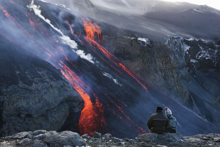 Par virðir fyrir sér hraun úr gosinu á Fimmvörðuhálsi, sem tengist fréttinni ekki.