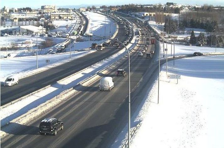 Þessi mynd var tekin um korter yfir þrjú, úr vefmyndavél Vegagerðarinnar. Hún sýnir upp Ártúnsbrekkuna, litið til austurs.