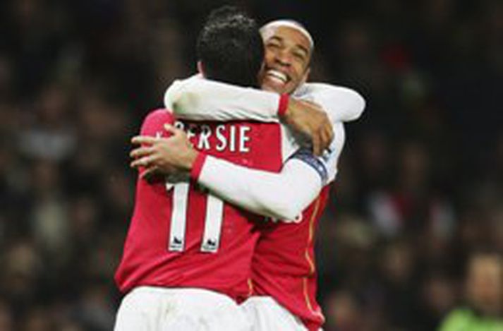 Henry og van Persie fagna sigrinum á Charlton í kvöld