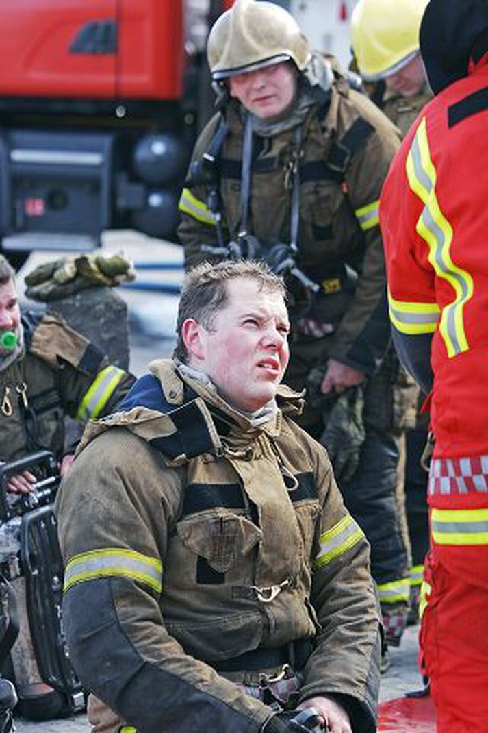 Starf slökkviliðsmanna krefst góðrar þjálfunar og góðs líkamlegs atgervis. Jón Viðar Matthíasson slökkviliðsstjóri greindi frá því að nokkrir manna sinna fóru þrisvar til fjórum sinnum í reykköfun.