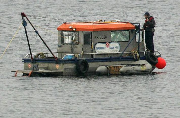 Eiturefna leitað. Kafarar fundu í síðustu viku tvo opna tanka á botni stöðuvatnsins sem taldir eru hafa innihaldið illgresiseyði.