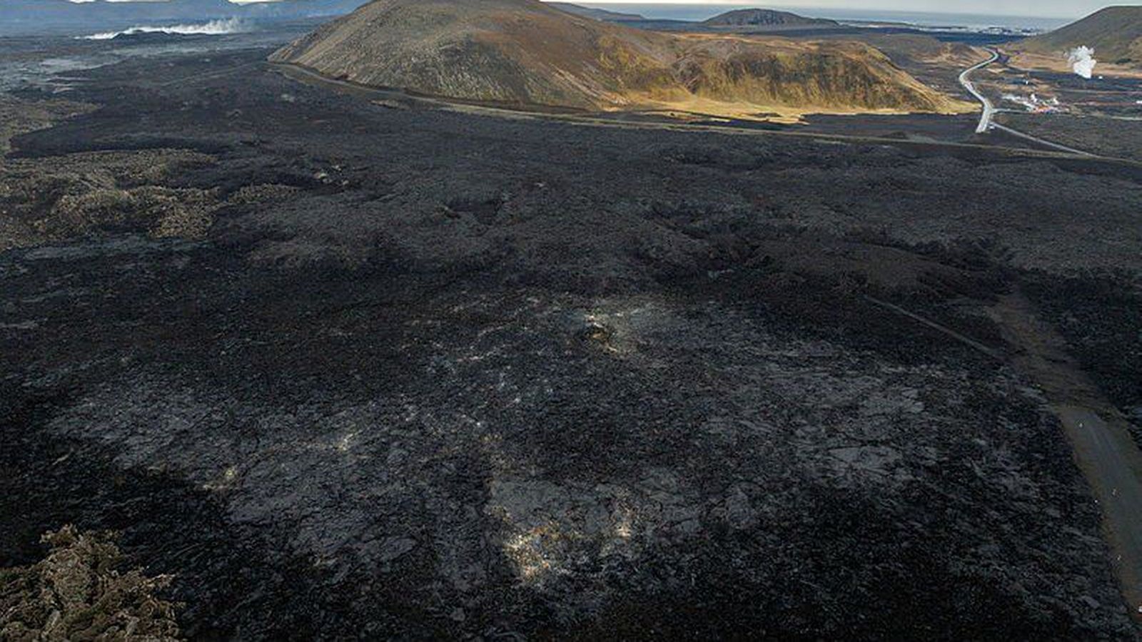 Land­ris og kvikusöfnun heldur á­fram