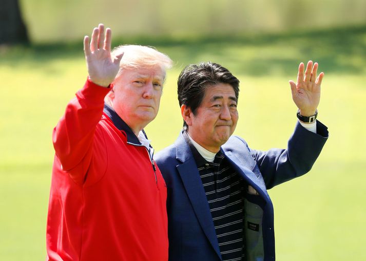 Donald Trump, forseti Bandaríkjanna, og Shinzo Abe, forsætisráðherra Japans, á golfvelli í Japan.