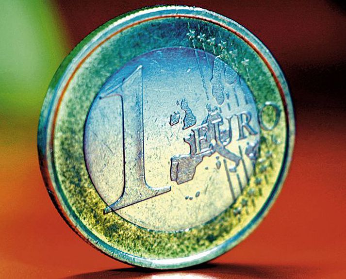 Nýjustu aðildarríki ESB bætast smám saman í raðir evru-landa.